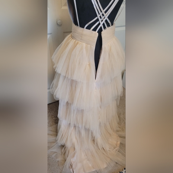 Elegant Cream Layered Tulle Evening Gown - Picture 13 of 16